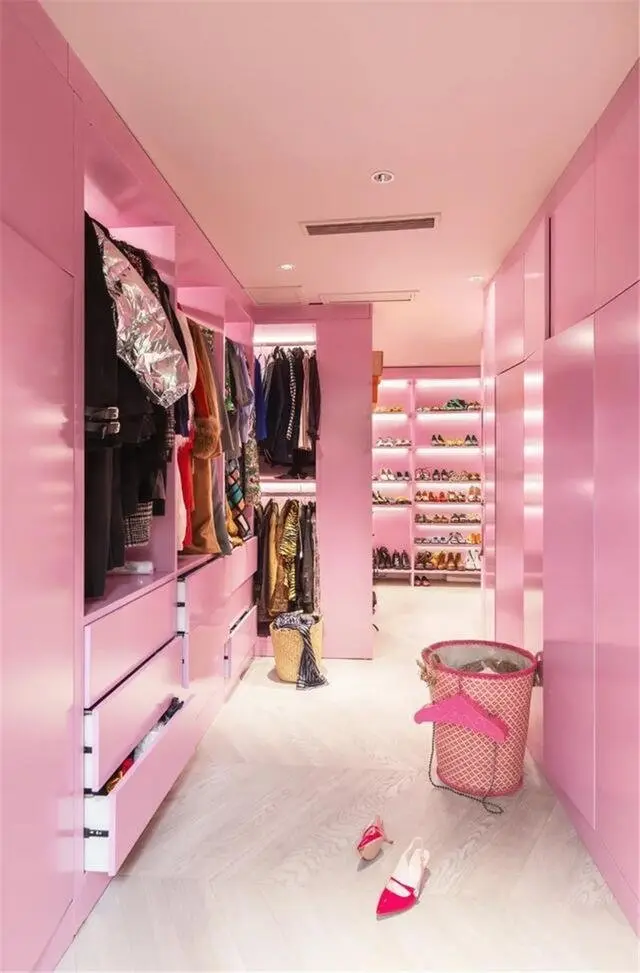 但衣帽间和其它空间的风格完全不同,衣帽间用的是芭比粉色系,衣柜鞋柜