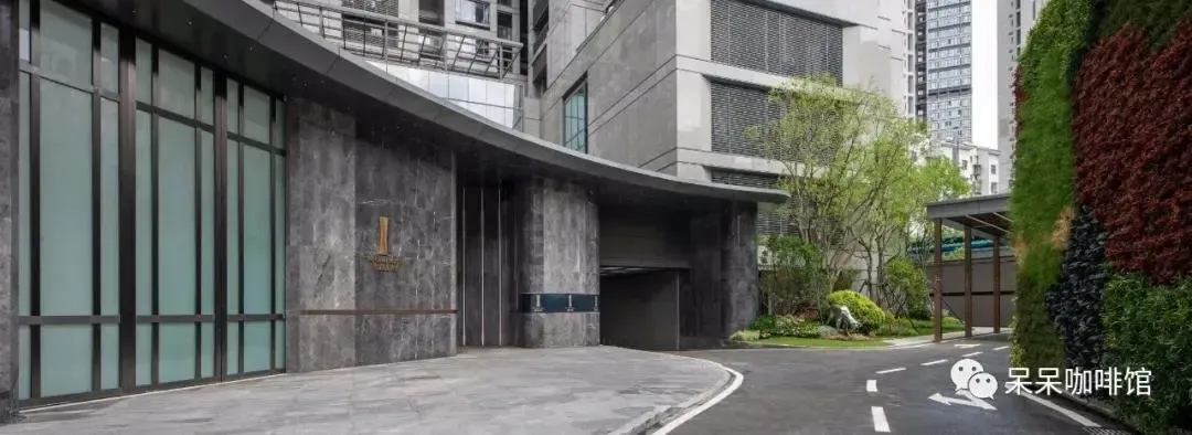 裕玺,就是那种"路转溪桥忽见"的感觉,入口就是奢侈品旗舰店一样的门头