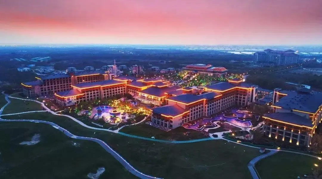 雍容大气的汉唐风格建筑,独特的u型设计,全方位观赏浪漫海景和绿植