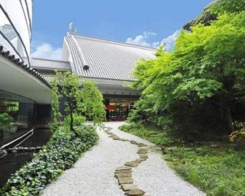 日本的低调富人区，房屋多是低矮别墅，主人的身份却不一般