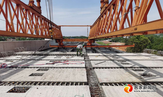 G105国道改线工程进展顺利 罗边大桥进入桥面铺装阶段