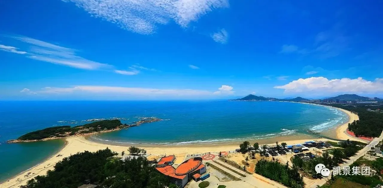 该项目位于东山岛金銮湾腹地,规划总用地约2500亩,计划总投资额约65亿