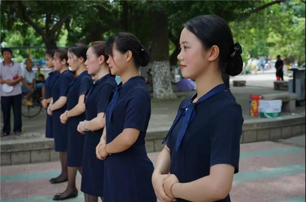 一支“神秘队伍”突现高州街头，强大阵容引路人纷纷驻足观看......