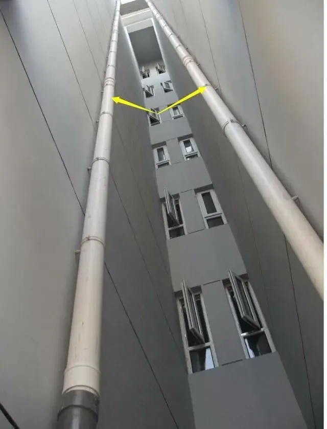 开发商能学学不国外雨水管都不装外面了内嵌在墙里好看还防盗