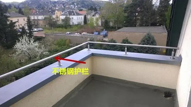 阳台护栏太矮才40公分高用木质护栏加高一圈就安全漂亮多了