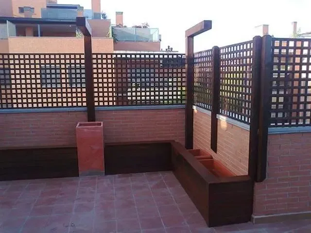 阳台护栏太矮才40公分高用木质护栏加高一圈就安全漂亮多了