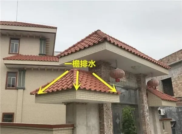 自建房屋顶早知道做一檐了我家装的天沟没清理下雨屋里直漏水