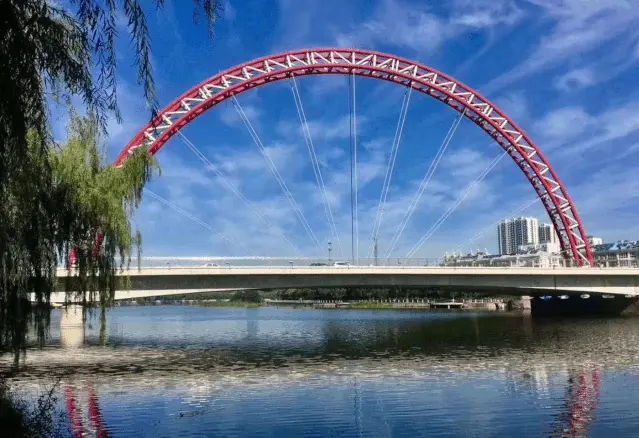 中冶德贤华府择址汤河沿岸的城心腹地,周边汤河公园,植物园,森林体育