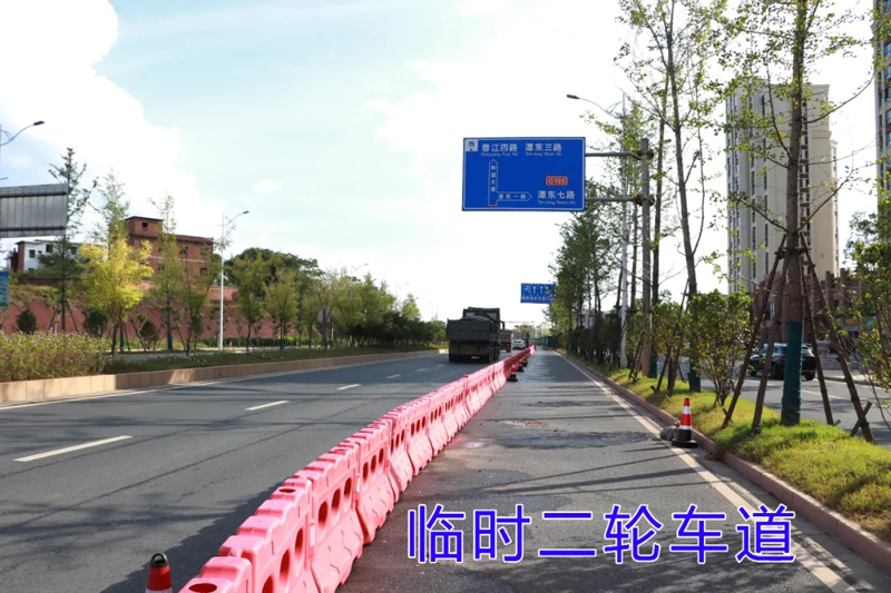 蓉江新区这一路段全封闭施工，请绕行！！