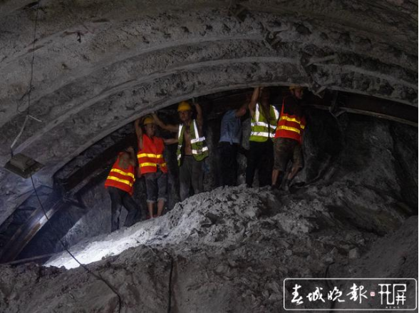 再传捷报!云南大临铁路重点控制性工程—大邦五隧道顺利贯通