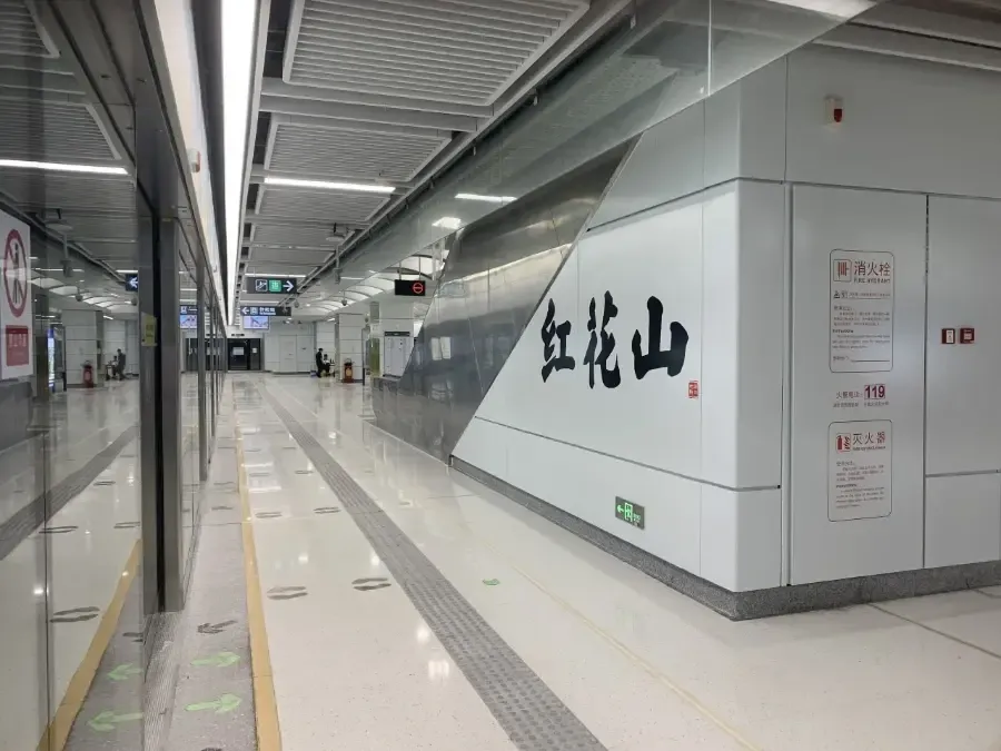 地铁时代 加速精彩生活 地铁时代,改变了人们对距离的认知.