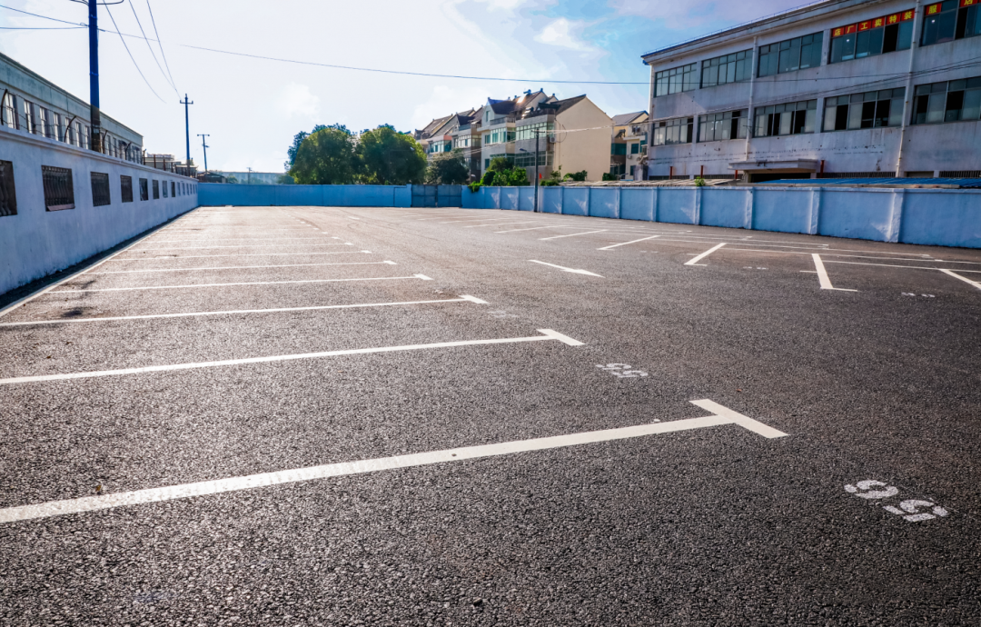 【冲刺文明城市创建⑱】平湖这个小区门口拆出1900平方米停车场！