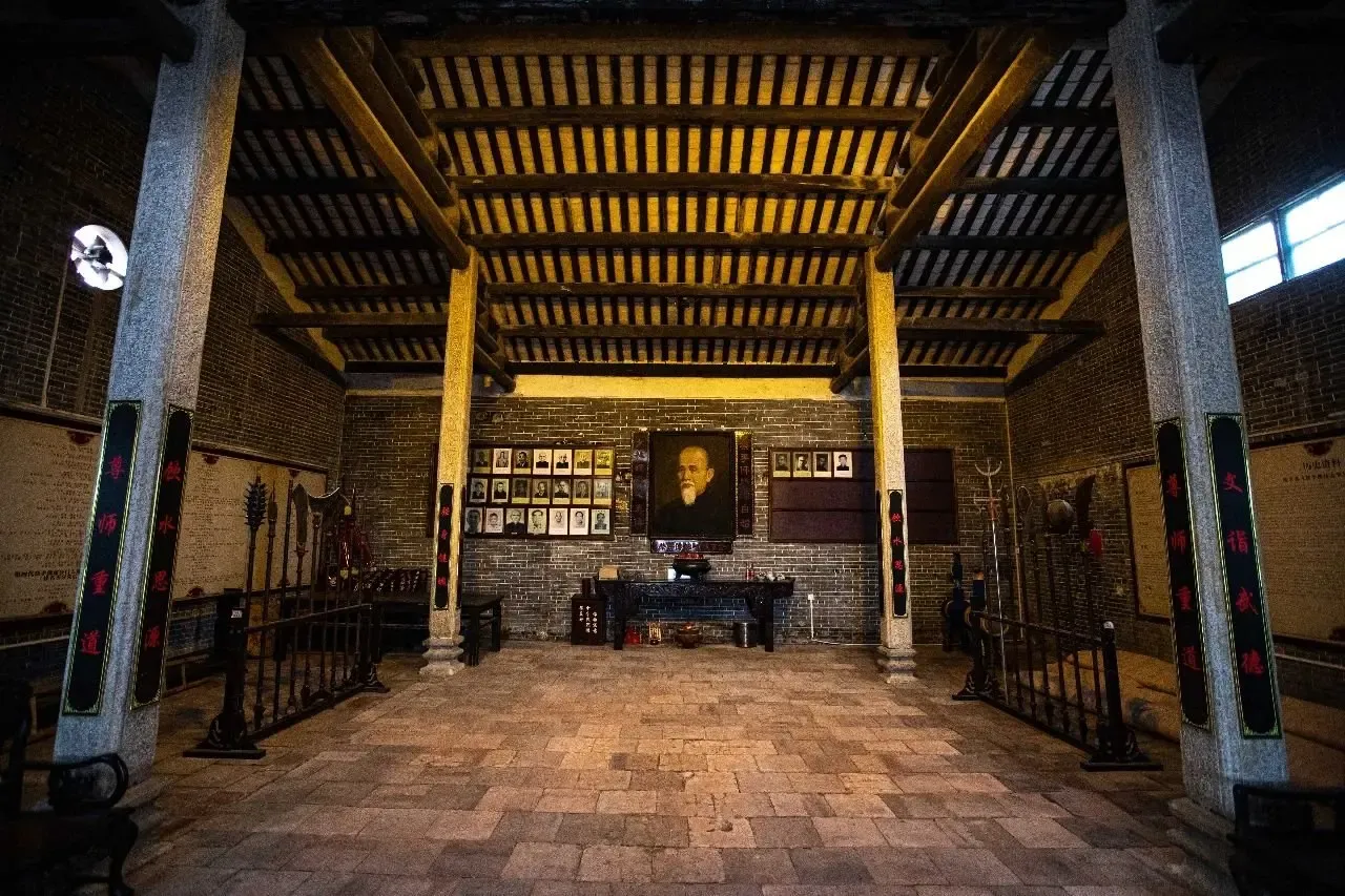 京梅村蔡李佛始祖馆是陈享的故居,以青墙黛瓦,漆红木门为主要色调