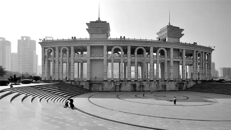 的黄金广场,在代代更迭中,这些地标延续着赣州的历史文脉和城市精神