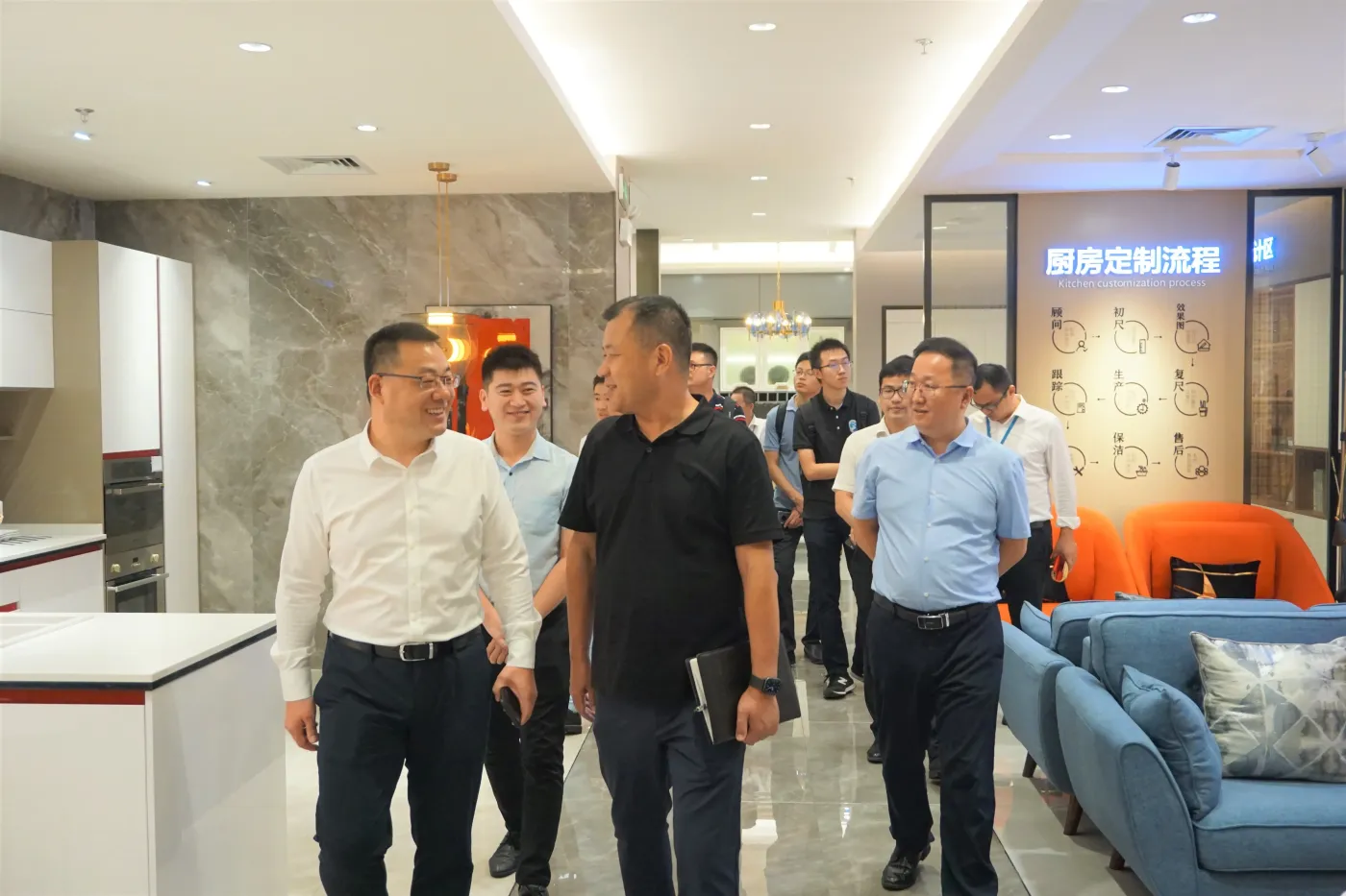 在箭牌家居集团董事长,总经理谢岳荣;箭牌家居集团董事,副总经理谢炜