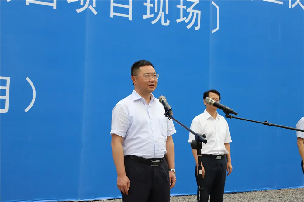 副市长胡洪成,副市长方东,副市长秘书长刘承东,常务副秘书长龚永育,副