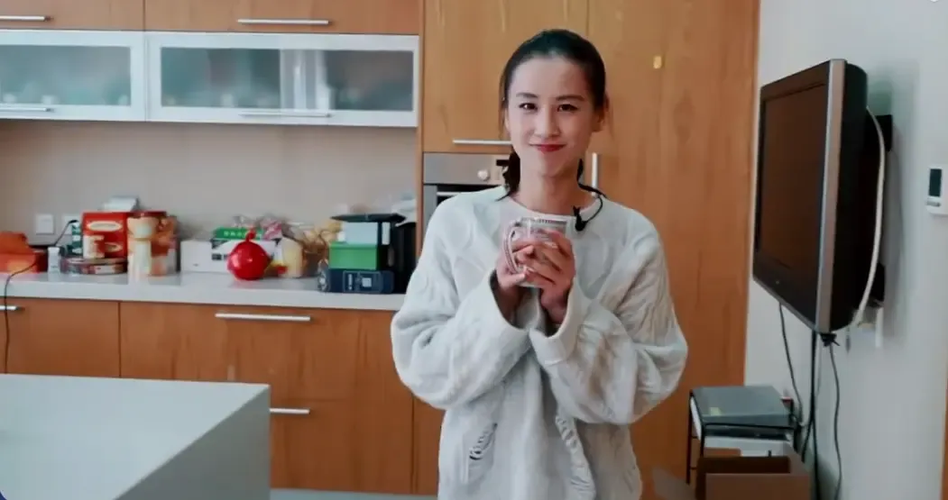 零花钱2个亿豪门阔太黄圣依出身优越家里一屋子的古董收藏品