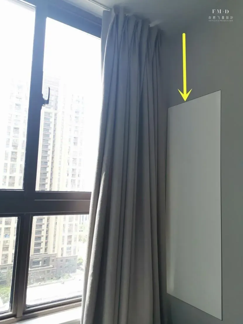 开发商把空调机位留在飘窗旁,业主让木工做暗门遮住,隐形降噪