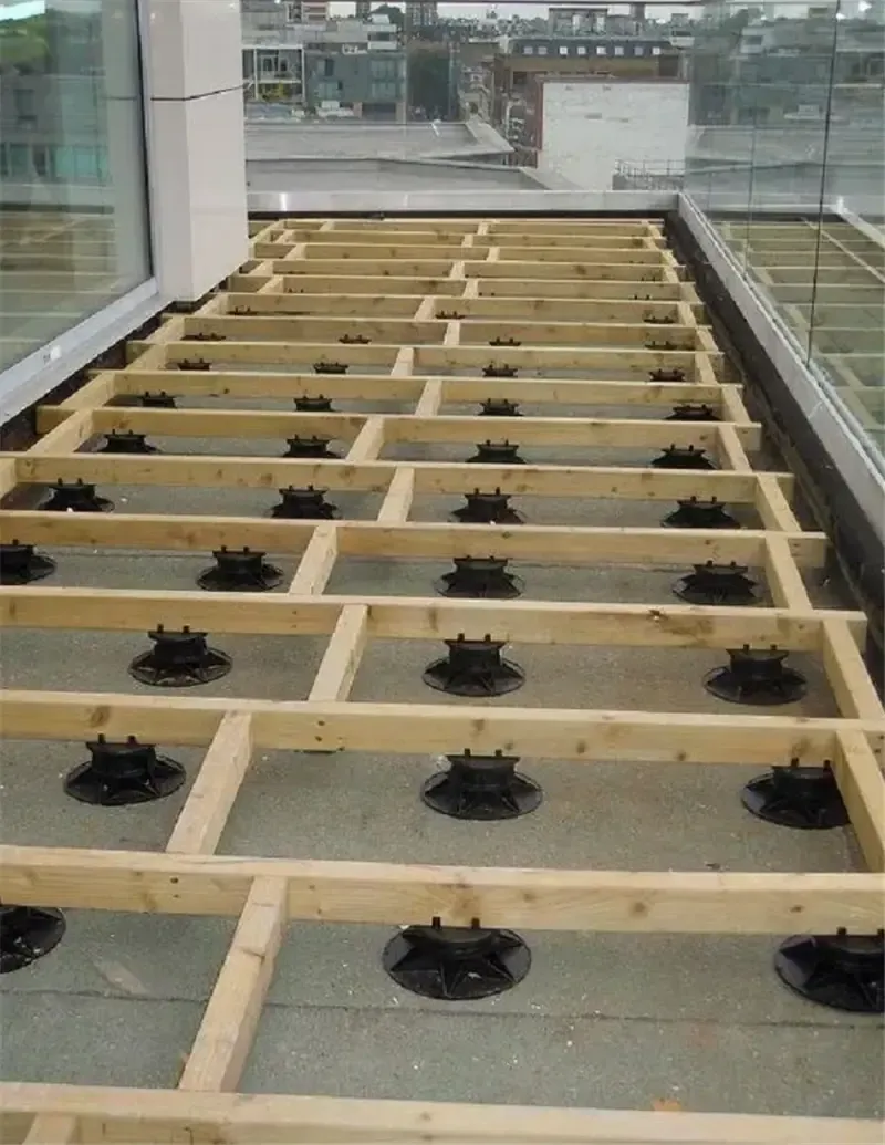 住顶楼像蒸桑拿现流行在楼顶架空6公分铺防腐木实现冬暖夏凉