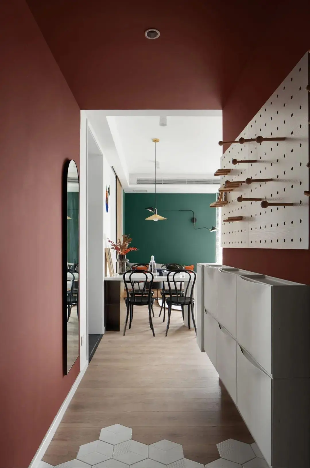 85㎡整容级改造大胆撞色开放式客餐厅还拥有3㎡三式分离