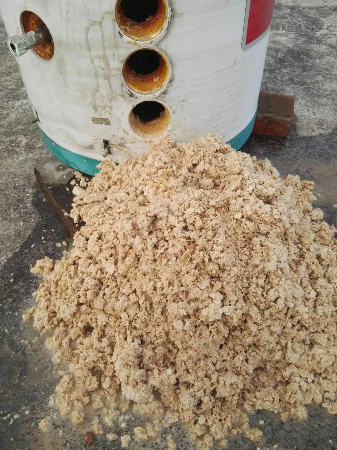 热水器清理水垢太麻烦,控制好这三点,热水器寿命延长一倍