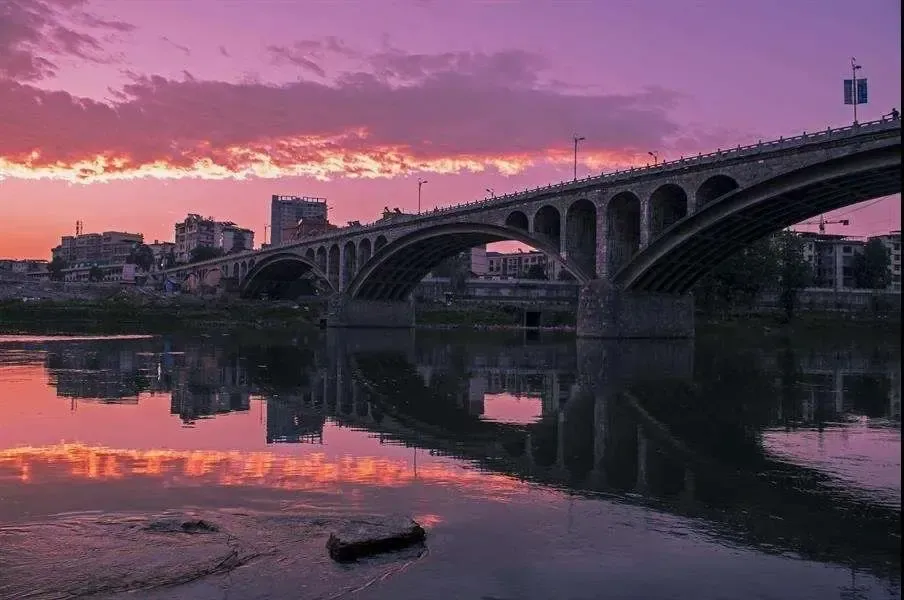 譬如塘渡口,地处于邵阳县稳定的心脏地带,政,学,医,商鼎足环拥.