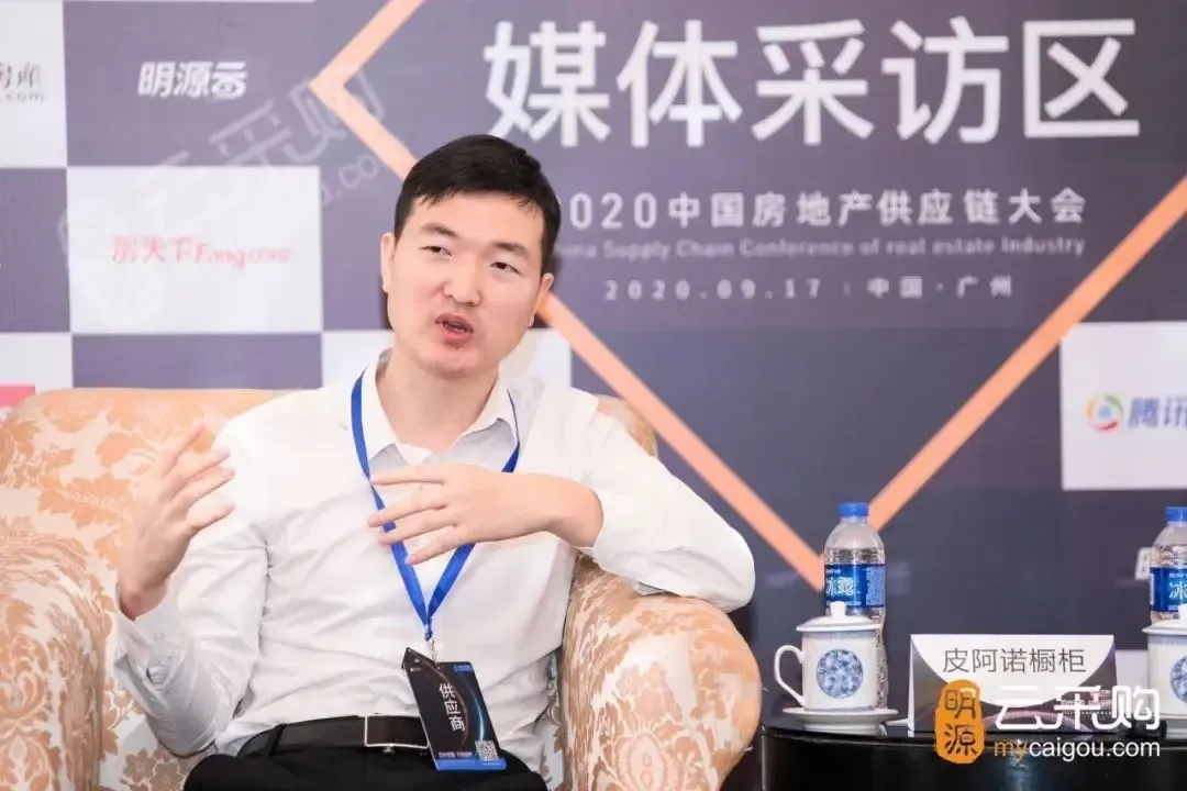 皮阿诺橱柜工程推广负责人王龙龙接受媒体采访