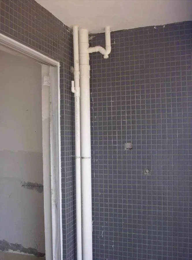 那咱们就应该了解下,公用雨水管装在阳台的原因:至于有些小区的雨水管