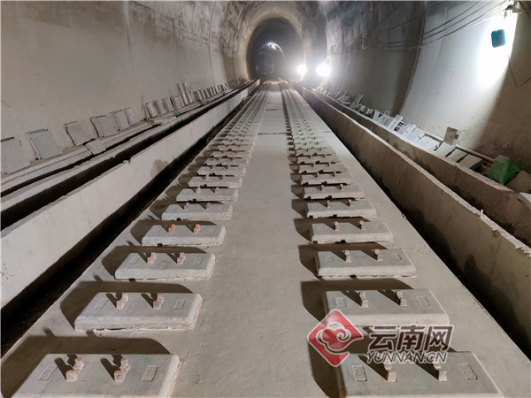 大临铁路红豆山隧道进口无砟轨道浇筑完工