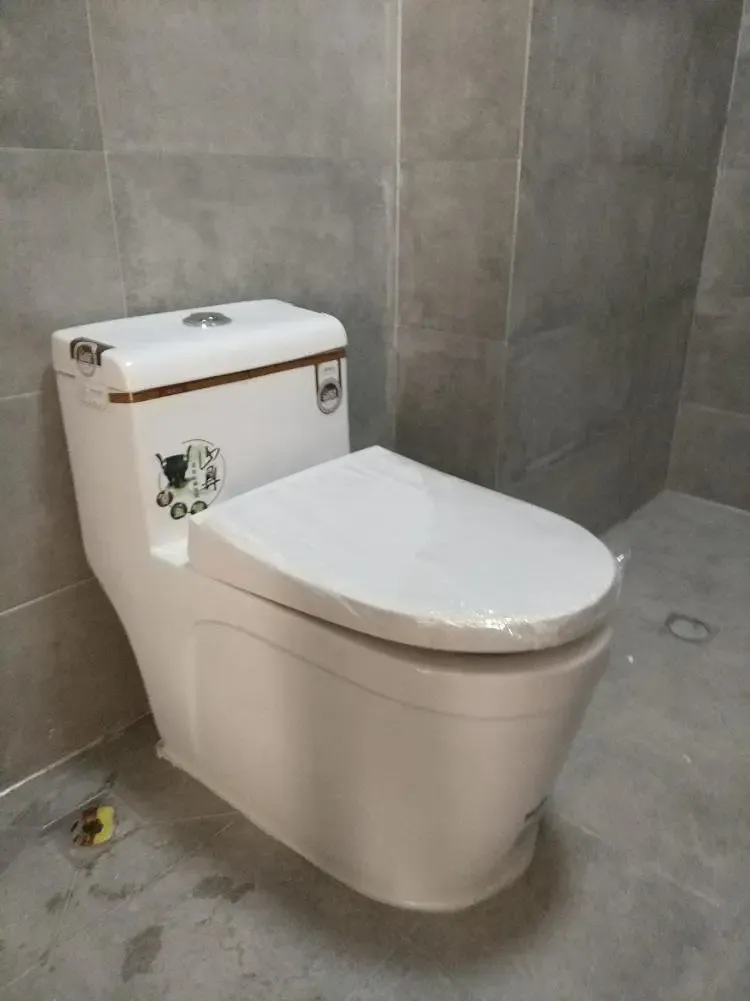 正常来说这些缝隙需要用玻璃胶来填充,可是也有一些工人会采用白水泥