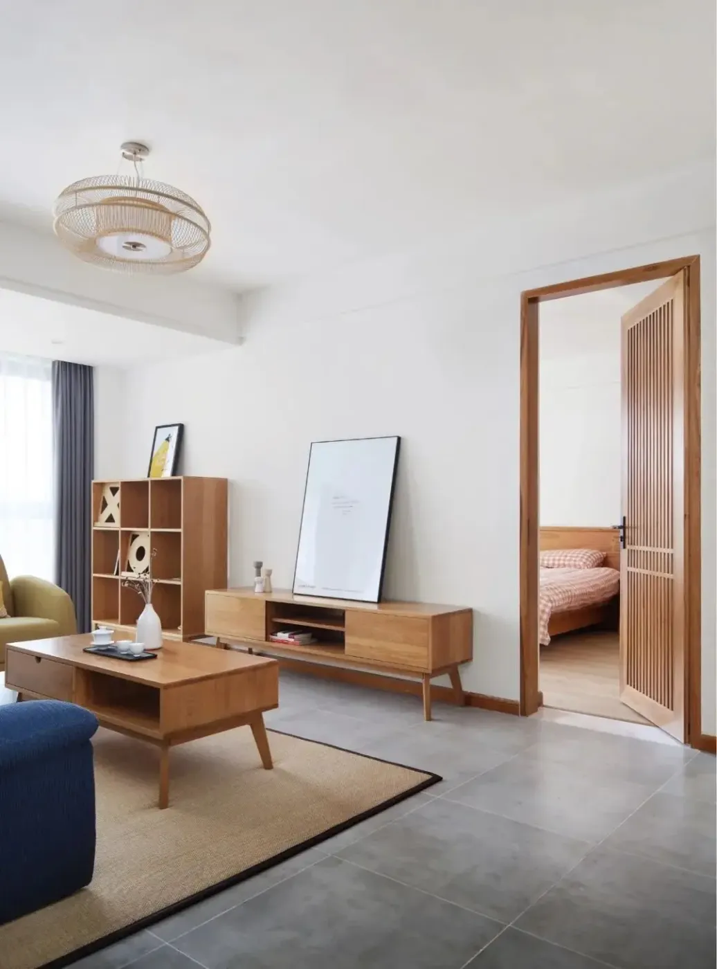 的地砖,可以营造出端庄自然的客厅空间感,结合上舒适雅致的软装家具