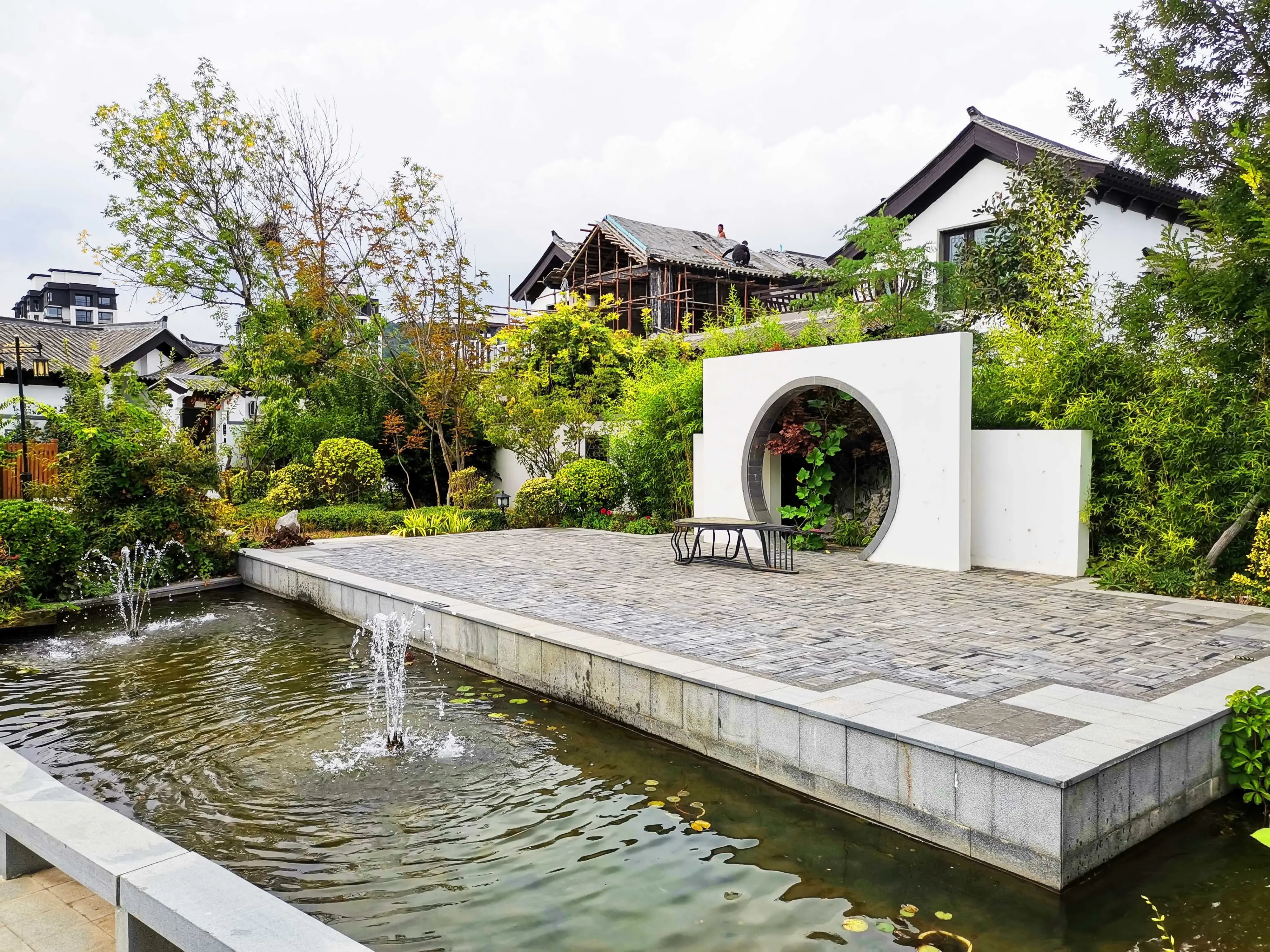 马头墙,形成高低错落的形体节奏和粉墙黛瓦,庭院深邃的建筑群体风貌