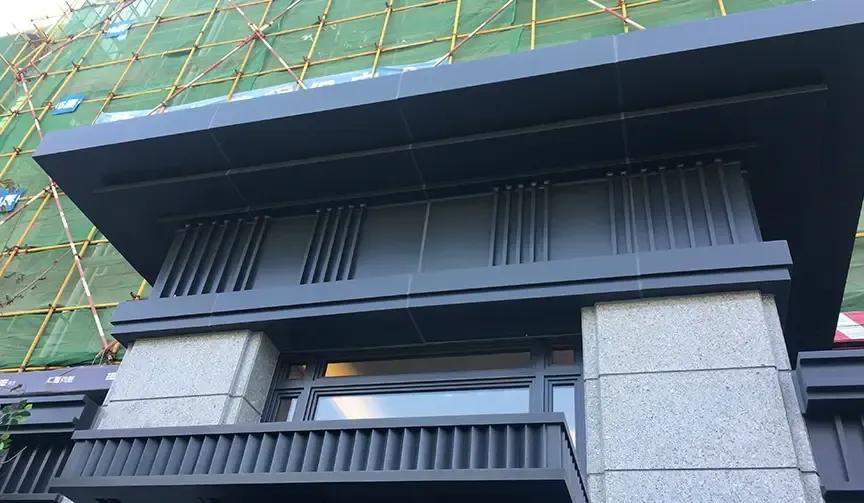 一楼单元门檐与顶层的屋檐,均采用高级铝板打造成官帽式飞檐,寓意