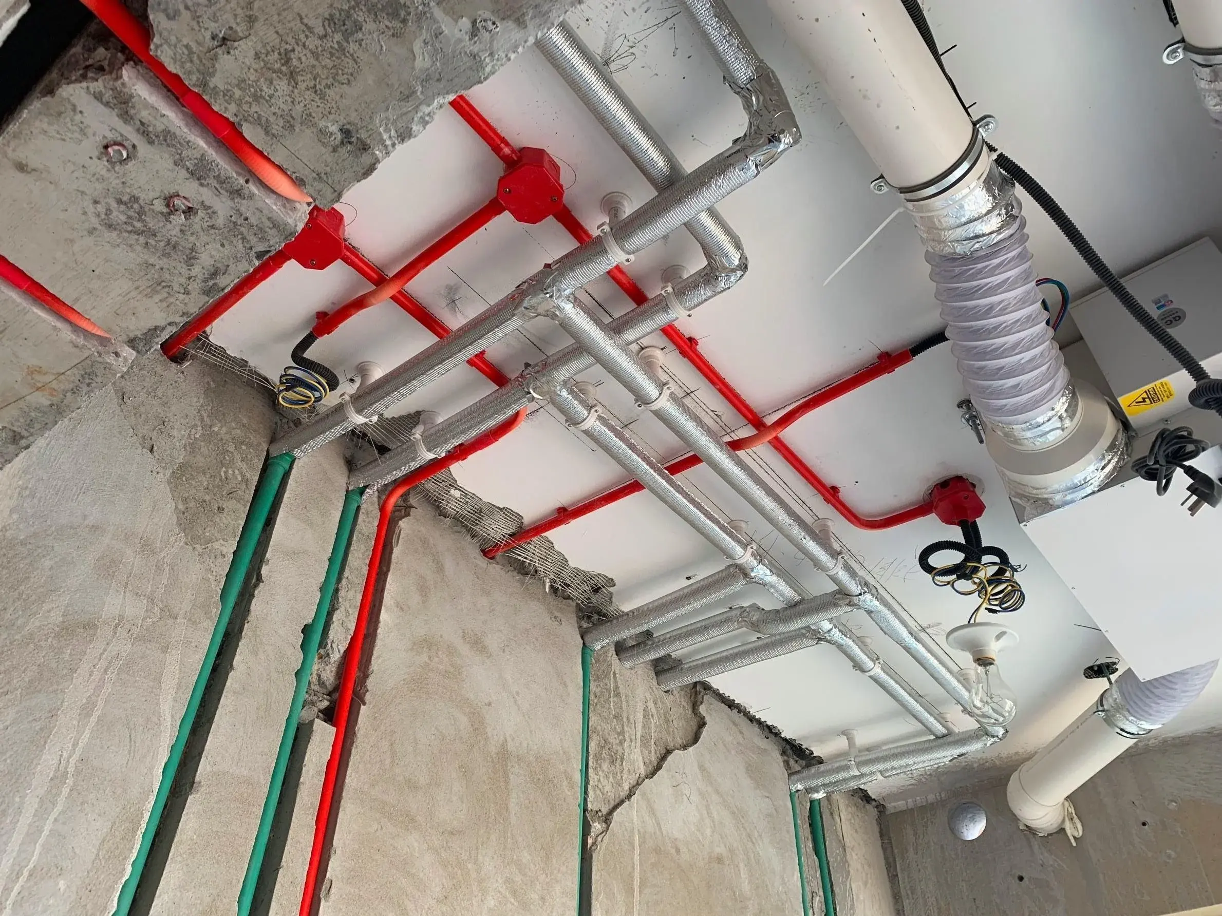 横平竖直在水电布线的时候,很多人都听过所谓的"横平竖直",水管和电线