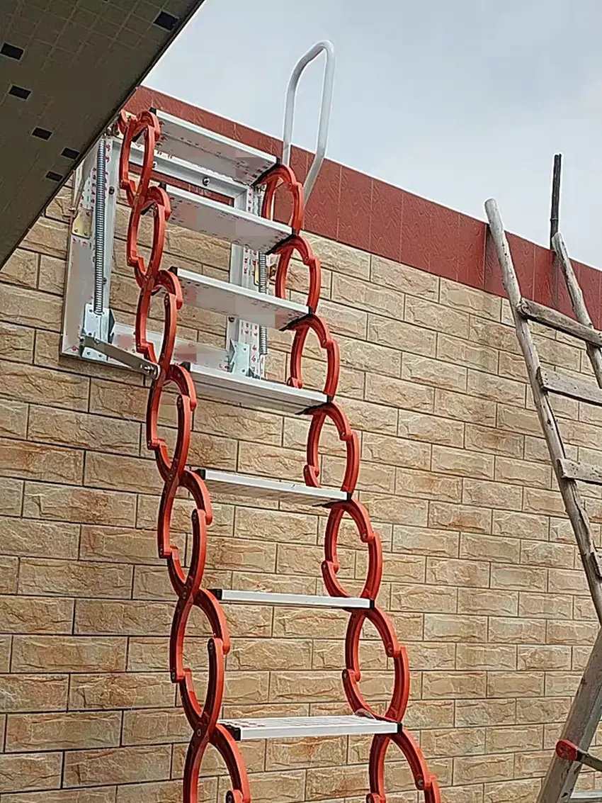 羡慕吧幸亏我有个院子能在室外装个折叠楼梯不用就能收起来