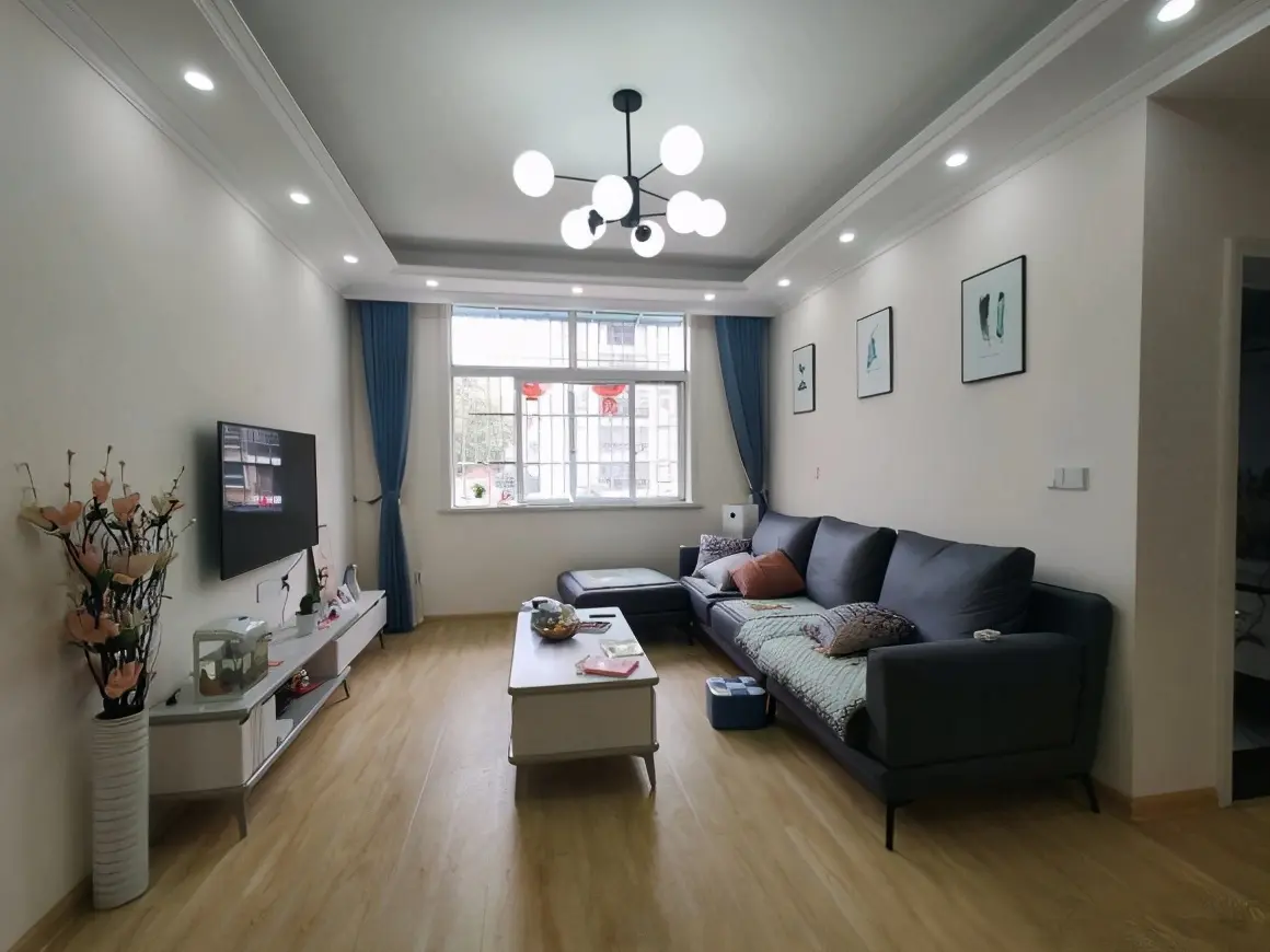 简单的装修新房娘家亲戚看了吐槽是出租房说客厅没阳台好气