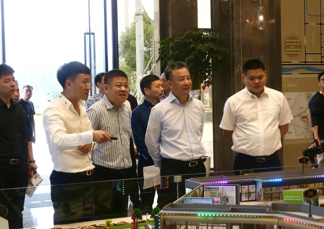 林万乐县长莅临中国教玩具国际城视察指导工作