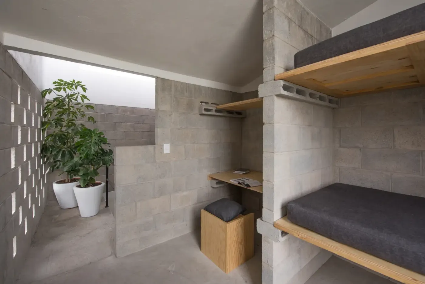 小伙自建19㎡房子,用水泥砖搭建上下铺床位,设计太大胆!