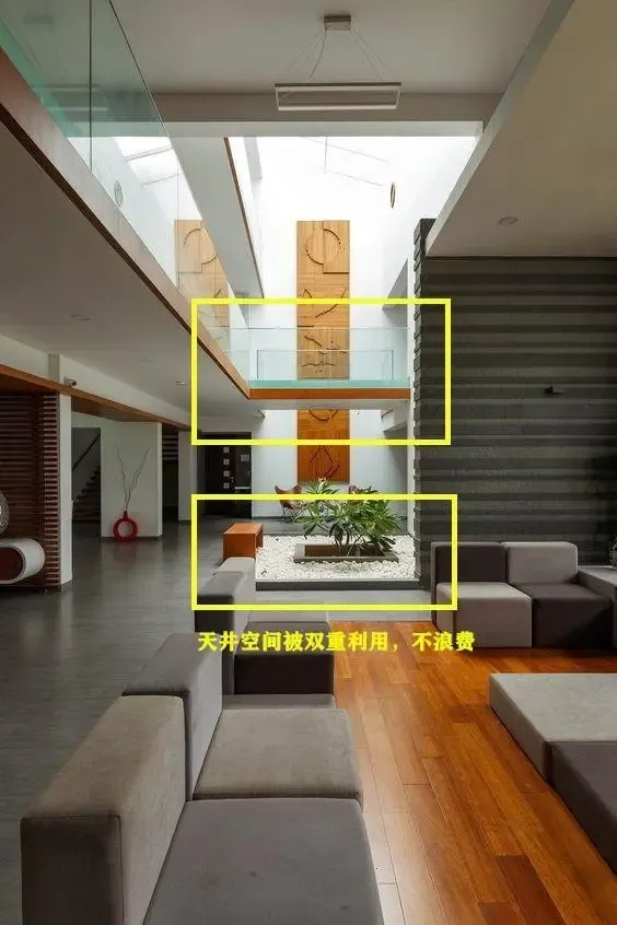 这可真会装,天井中间悬空搭建走廊,这也就是3层别墅能这样做了_房产