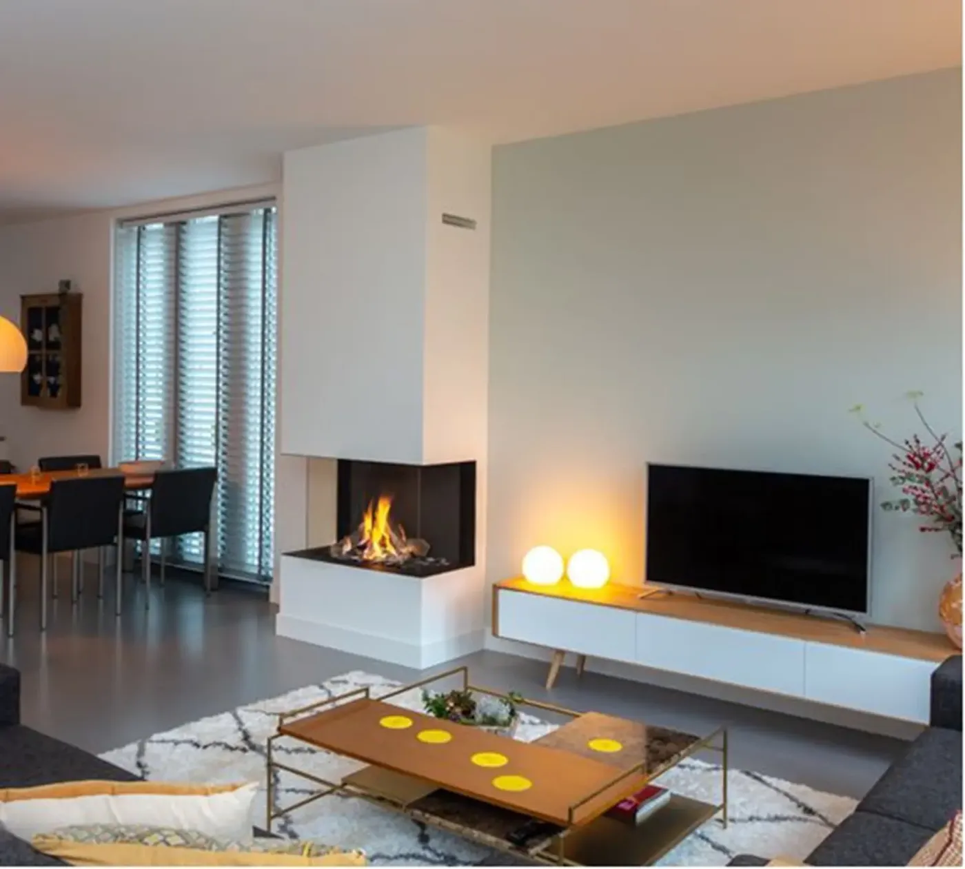 朋友有两把刷子拿壁炉组合电视柜当电视墙不用比都高邻居一等