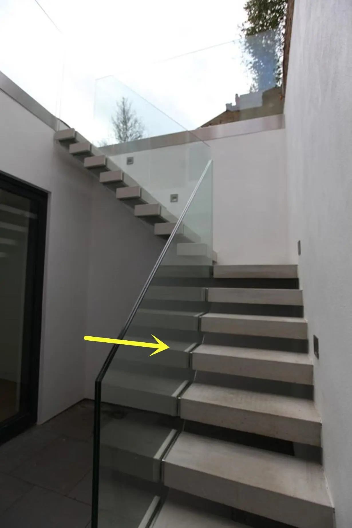 国外也难逃真香定律买一楼送地下室外面建楼梯玻璃护栏洋气