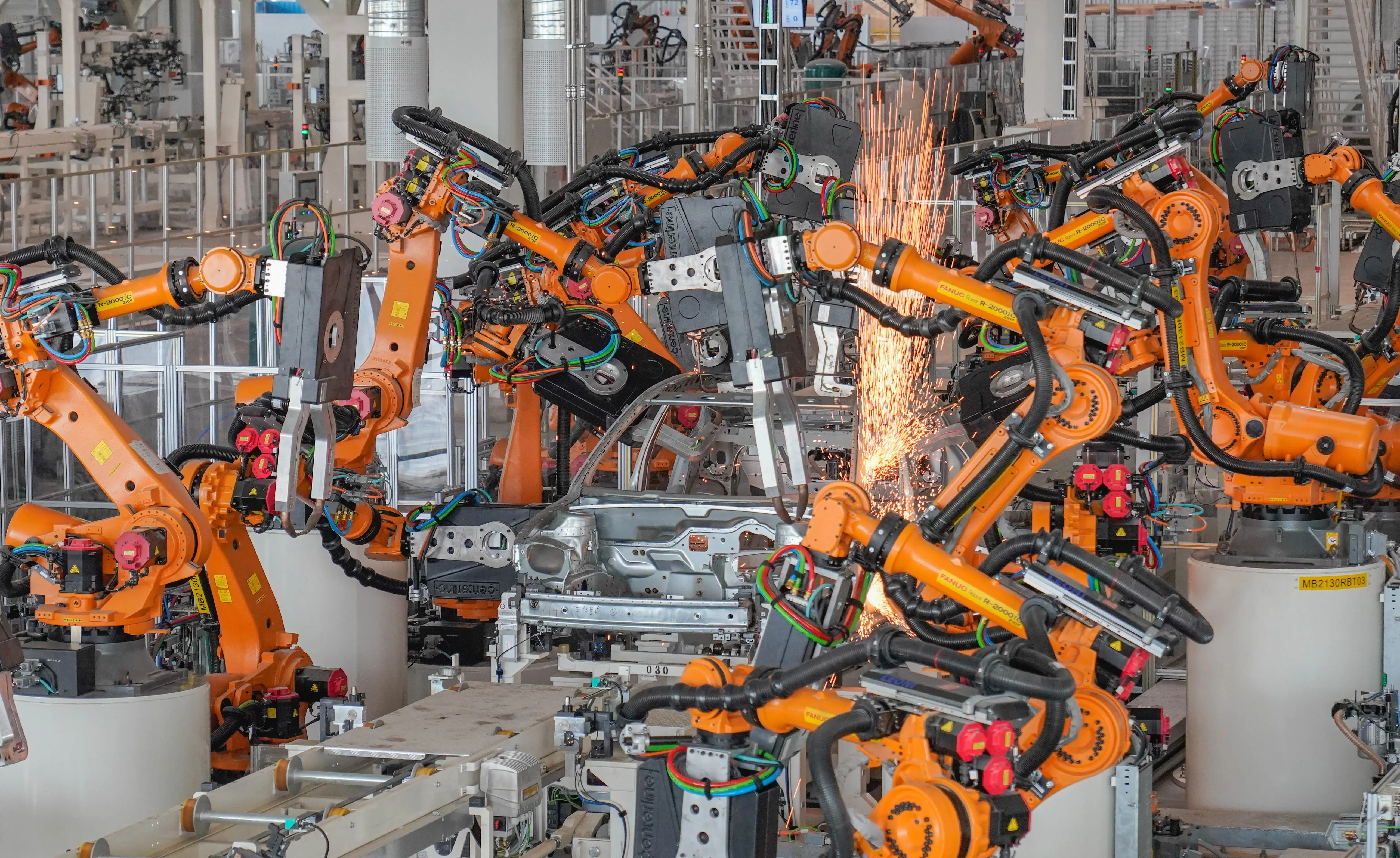 恒大汽车生产基地车身车间全自动化的生产车间,给人们带来了无限期待.