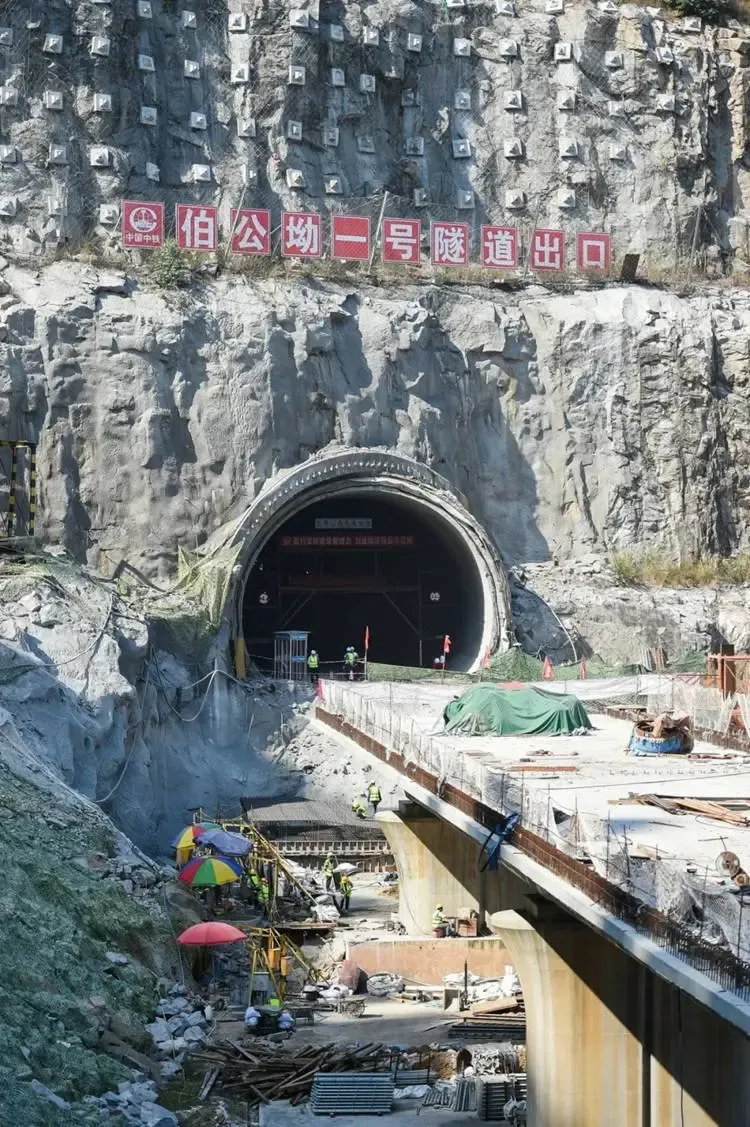 赣深高铁深圳段驶入快车道