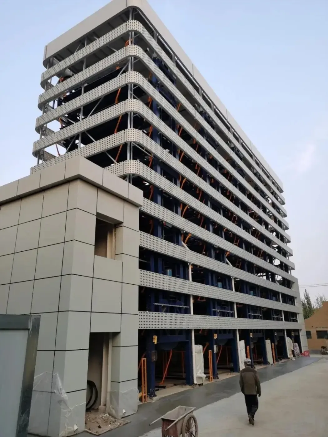 解决停车难 智能立体停车楼月底投用