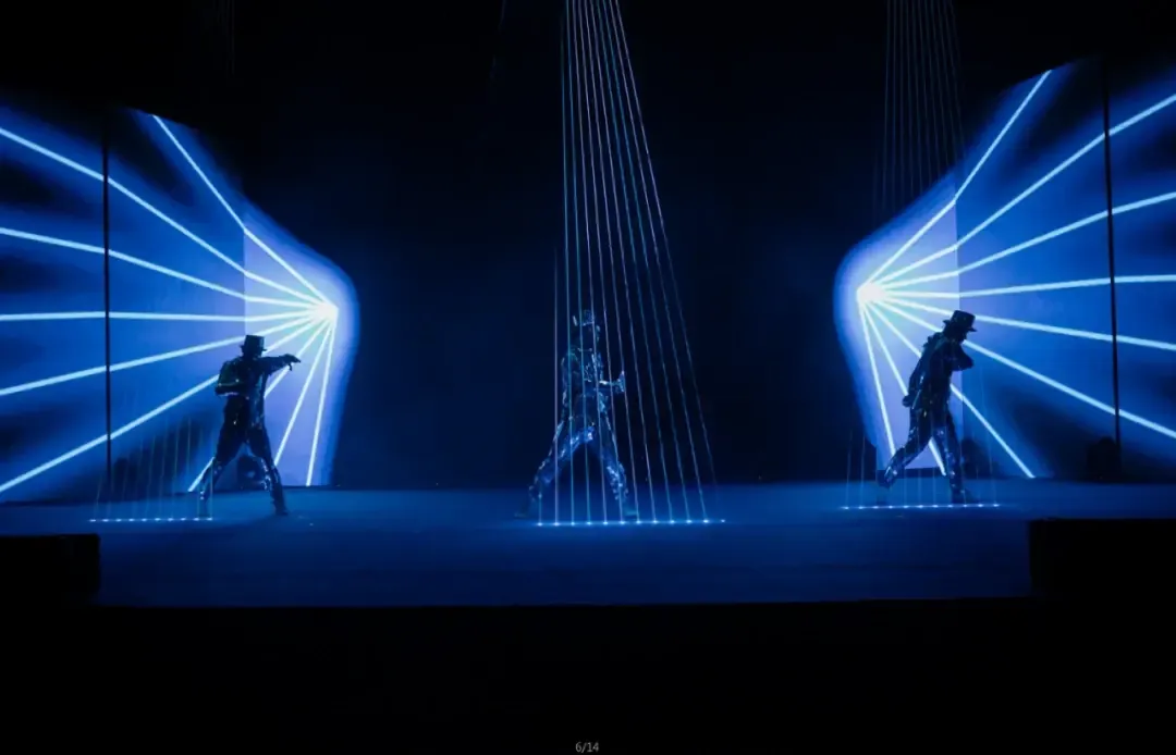 一段极具高科技动感震撼的激光镜面舞和全息表演《格力·智领未来》
