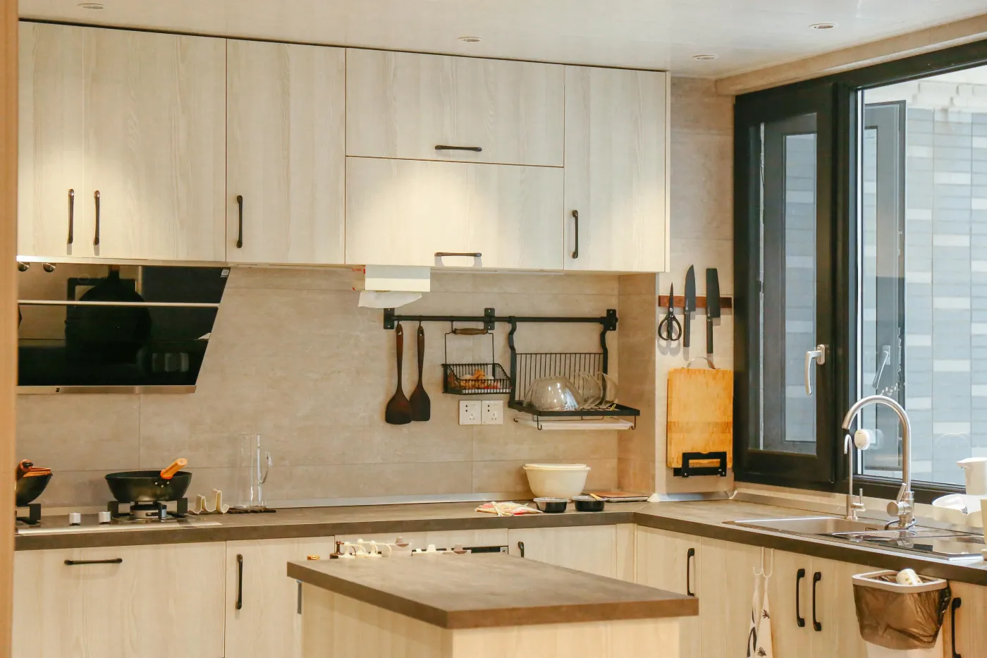 餐厅和厨房之间的门垛菲菲用包边做了门框,想着日后油烟大了,还能安个