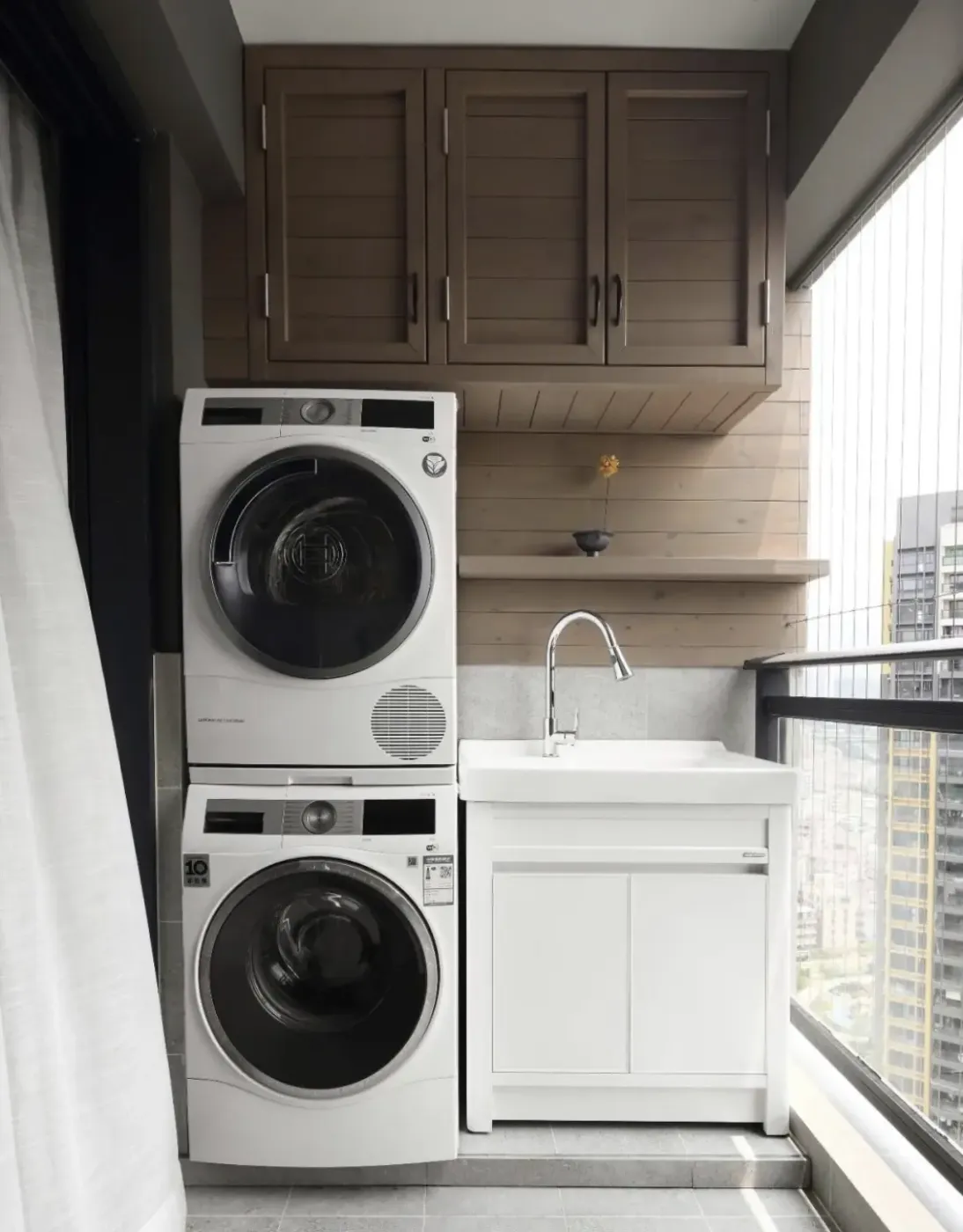 阳台如果摆放洗衣机,建议砌个小地台.