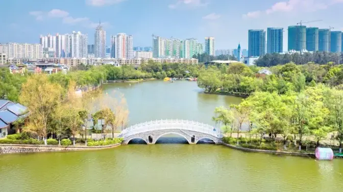 昆明都是能排得上號的商圈;公園景觀方面同樣亮眼,月牙譚公園,龜龍湖