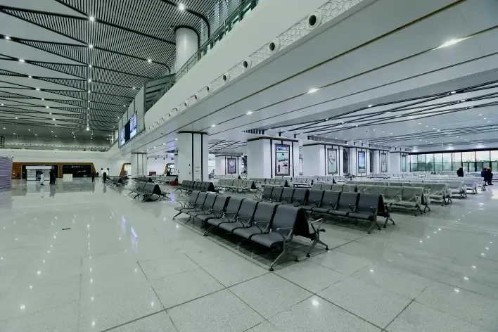 进入内部装饰与调试阶段的连淮扬镇铁路扬州东站迎来"站房验收",即将