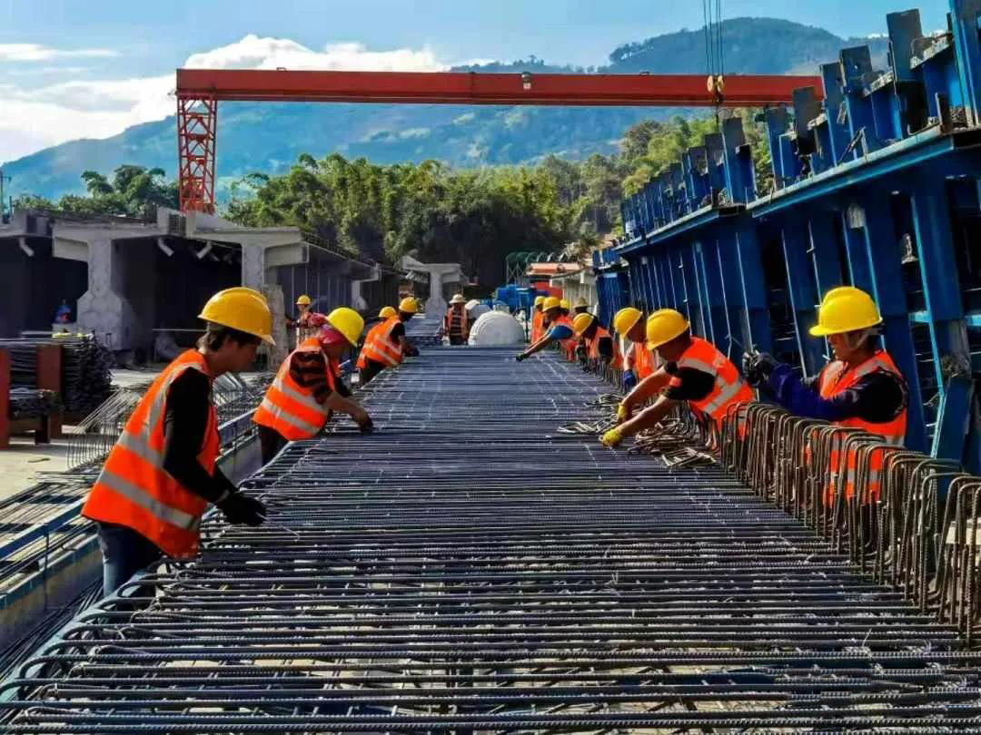 大瑞铁路保瑞段开始架梁 全线施工进入重要阶段